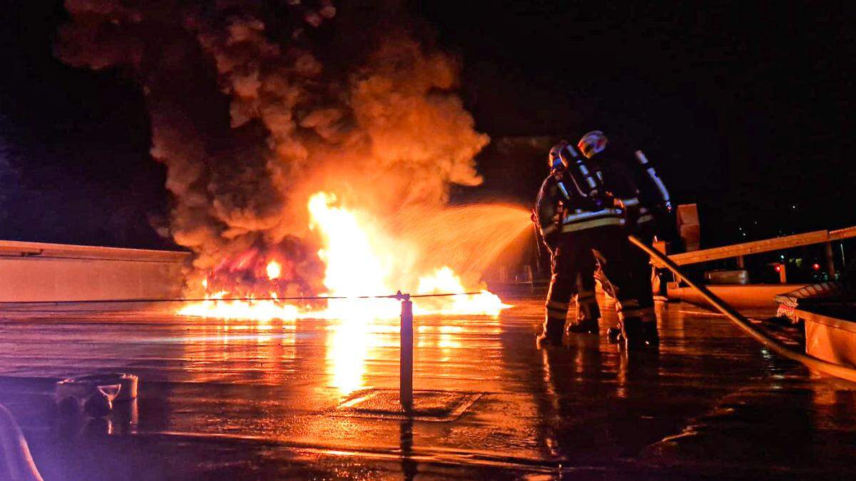 Dramatische Bilder vom Feuerwehreinsatz in Lienz am Donnerstagabend