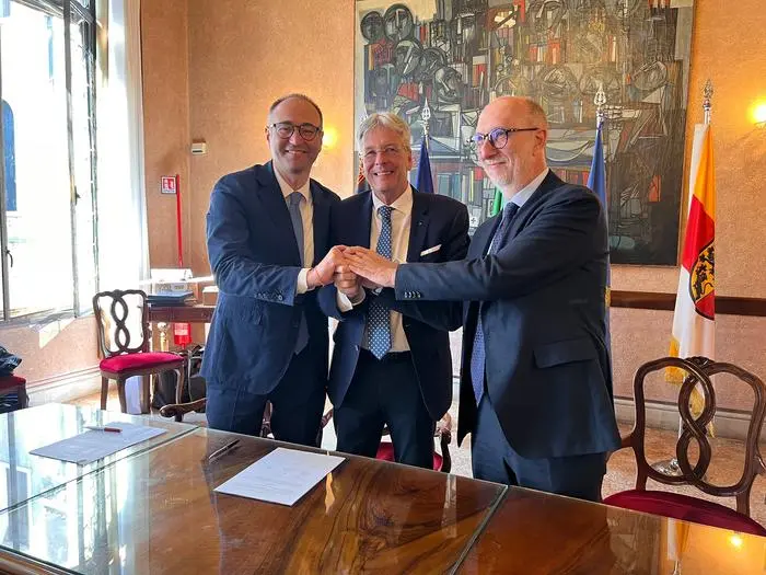 Peter Kaiser, Riccardo Riccardi und Federico Caner nach der Unterzeichnung