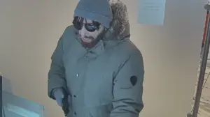 Am späten Montagnachmittag veröffentlichte die Polizei auch Fahndungsfotos des bisher noch Unbekannten