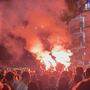 Kurz nach Mitternacht wurden Bengalische Feuer in der Menge am Piazza Fontana gezündet