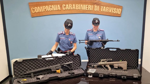 Man sieht zwei italienische Carabinieri mit den Waffen