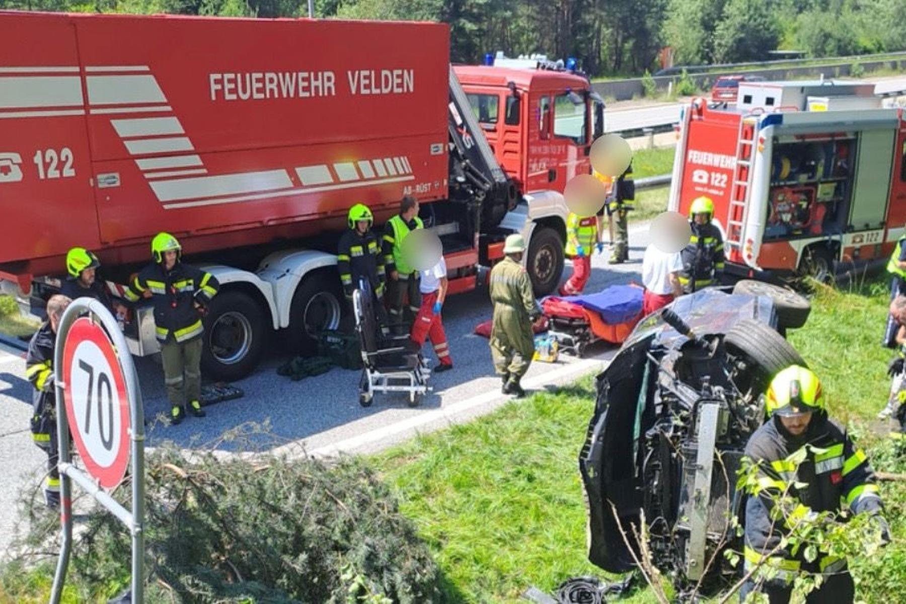 Bei Autobahnabfahrt: Elektroauto mit drei Kindern an Bord in Kärnten schwer verunfallt