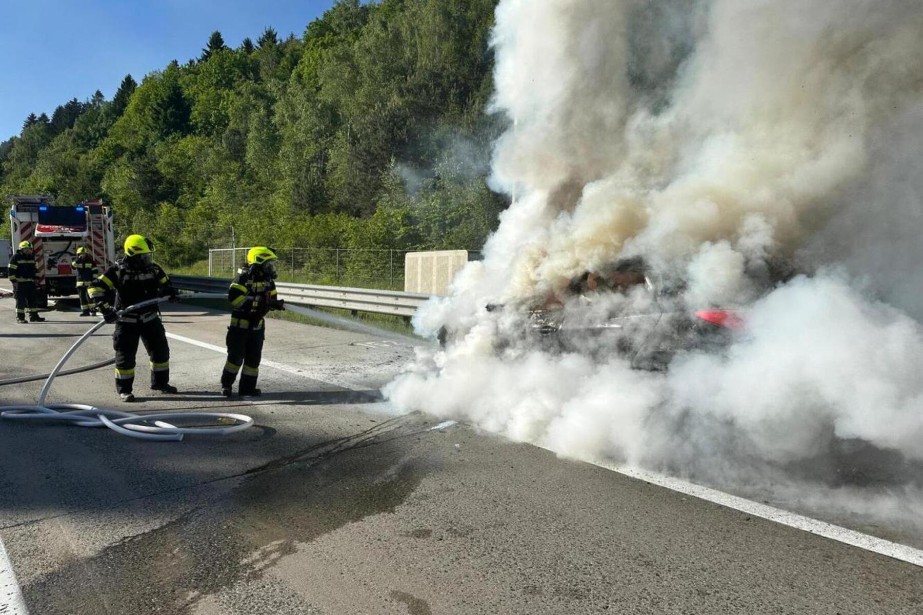 Autobahn gesperrt: Pkw stand auf A10 in Kärnten plötzlich in Vollbrand