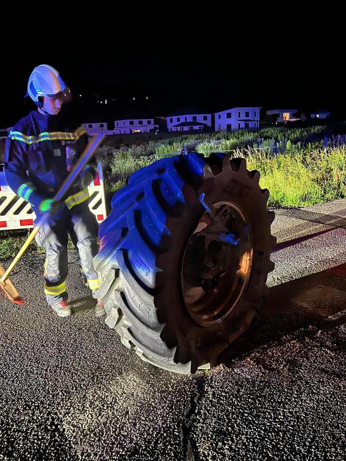 Sogar der Reifen der Zugmaschine wurde bei dem Unfall abgetrennt