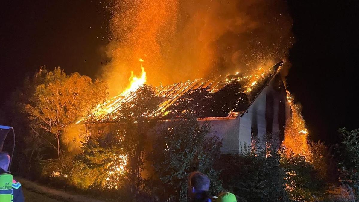 Ein mutmaßlicher Brandstifter hält die Feuerwehr auf Trab