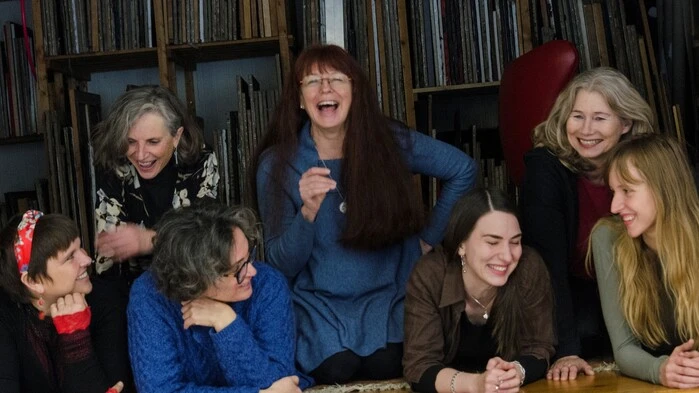 Die sieben Damen des Vitus Theaters in St. Veit lachen einander auf einem Gruppenfoto an: Corina Kuhs, Sigrid Gamisch, Julia Herzog, Jana Thomaschütz (vorne, von links), Monika Thomaschütz, Tina Klimbacher, Linda Springer (hinten, von links).