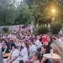 Viele Menschen sitzen auf Bierbänken vor dem Amthof in Feldkirchen