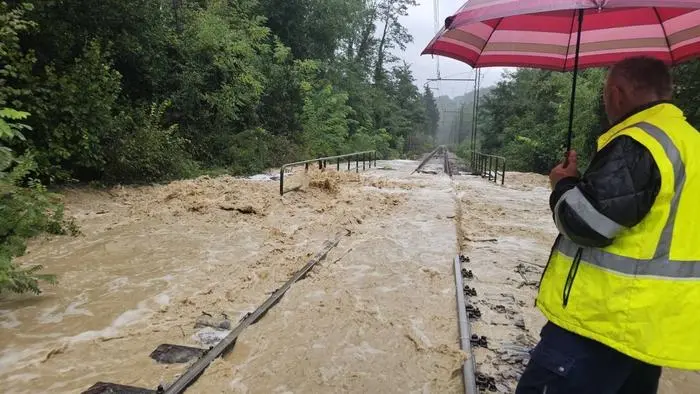 Der Schienenverkehr musste teilweise ausgesetzt werden