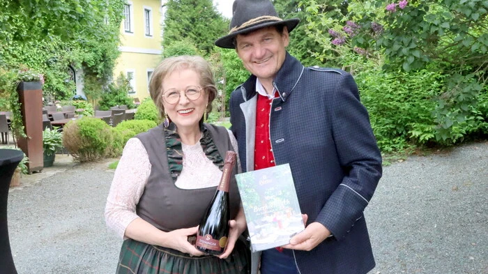 40 Jahre Brunnerhof! Wenn das kein Grund zum Feiern ist. Und so machten sich am Samstagnachmittag zahlreiche Feinschmecker Richtung Pirkfeld nahe der Burg Hochosterwitz auf, um mit den Chefitäten Iris Stromberger und Franz Krinner das Glas auf das runde Jubiläum zu erheben.