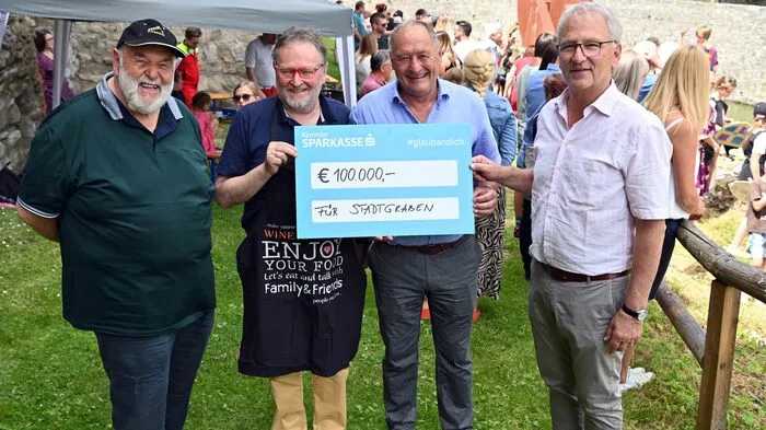 Die Übergabe von 100.000 Euro vom Verein "Rettet den Stadtgraben Friesach" an die Stadt. Max Koschitz, Paul Hauser, Bürgermeister Josef Kronlechner, und Gerhard Kalsberger (v.l.n.r.)