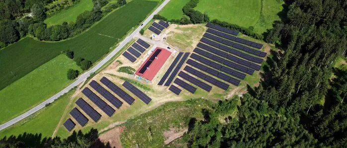 Eine große Fläche mit PV-Paneelen aus der Vogelperspektive. 