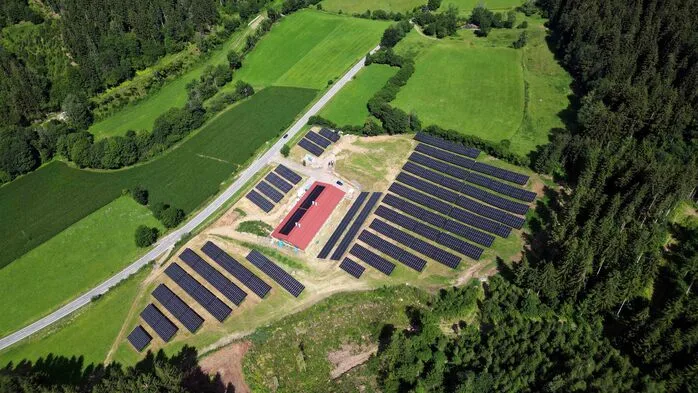 Eine große Fläche mit PV-Paneelen aus der Vogelperspektive. 