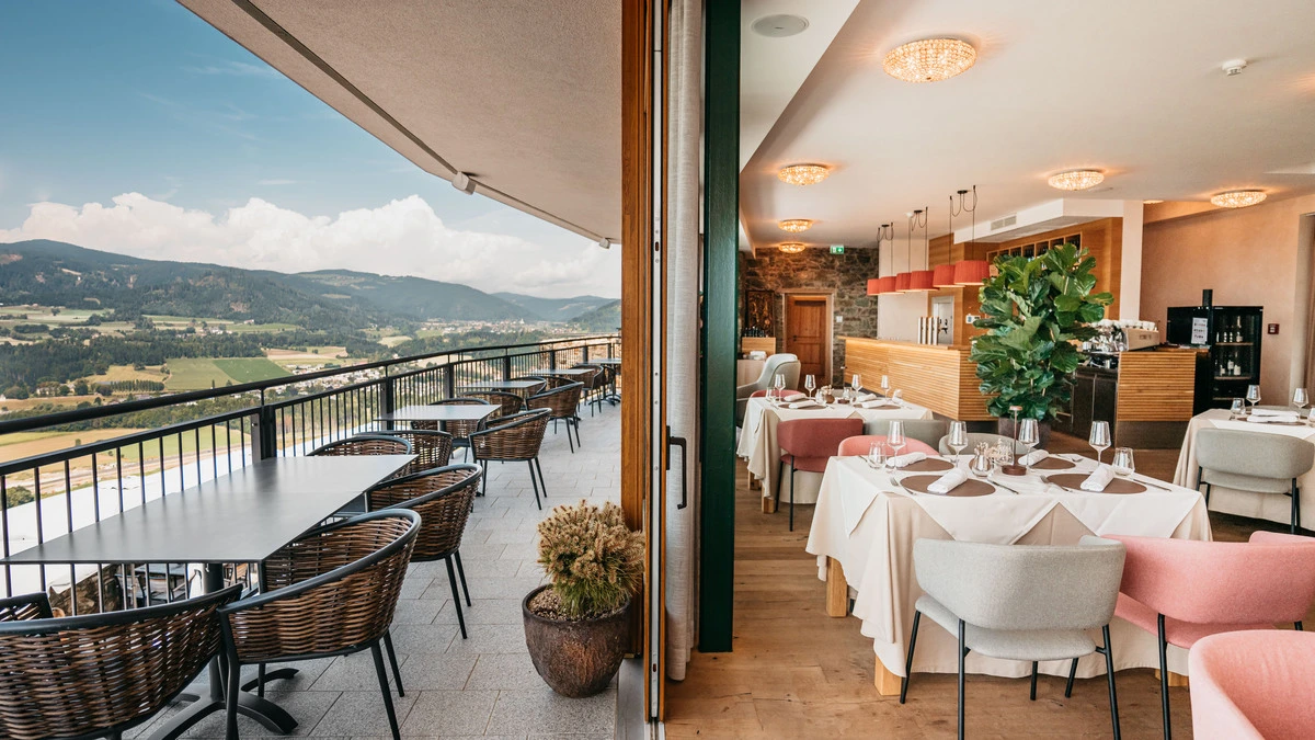 Zu sehen ist das Burgrestaurant Taggenbrunn, zur Linken die Terrasse mit wunderschönem Ausblick über St. Veit, zur Rechten der Innenraum des Restaurants. | Das Burgrestaurant Taggenbrunn wurde ausgezeichnet
