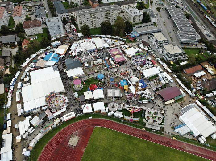 Die Drohne über dem Wiesenmarkt sorgt für einen guten Überblick