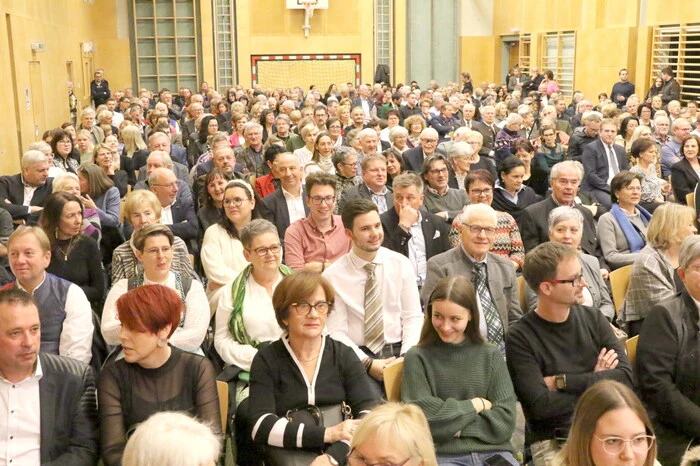 Bitte klicken Sie sich durch die Bilder