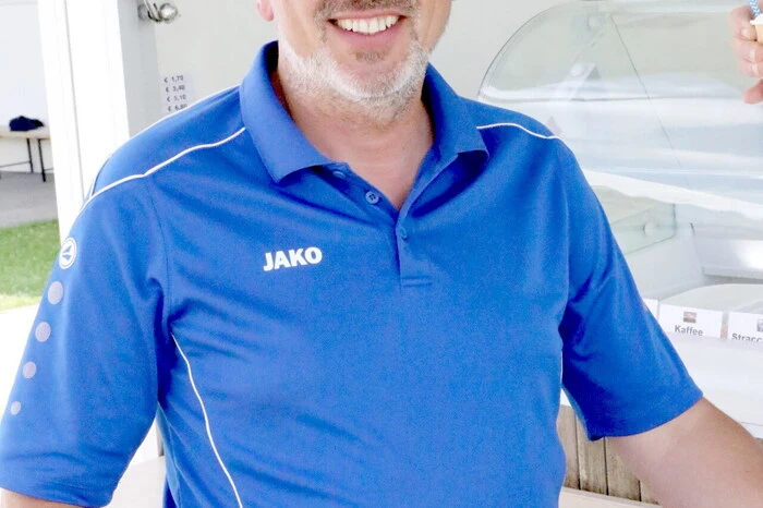 Übrigens: Das Glas auf das runde Jubiläum erhoben unter anderen Bürgermeisterin Andrea Feichtinger-Sacherer, Landeshauptmann-Stellvertreter Martin Gruber, Fußballpräsident Martin Mutz, Sportunion-Präsident Ulrich Zafoschnig sowie SC Kappel-Obmann Anton Gun (Foto) und Vizepräsident Gottfried Hatzenbichler.