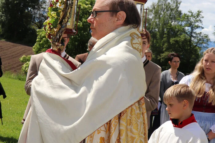 Die Heilige Messe durch Pfarrer Reinhold Ahrer und die Fronleichnamsprozession wurden von der Trachtenkapelle Steuerberg und dem Kirchenchor Wachsenberg-Steuerberg umrahmt.