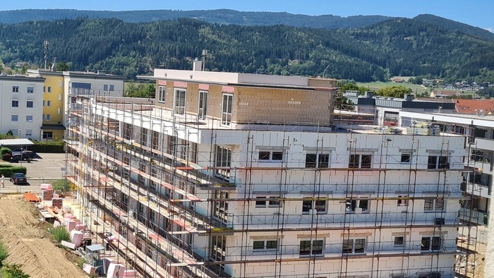 Eine Wohnanlage, die sich noch im Bau befindet