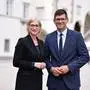 Eine Frau und ein Mann posieren für ein Foto.