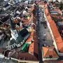 Eine Innenstadt von einer Drohne aufgenommen. Zu sehen sind ein Hauptplatz und eine Kirche.