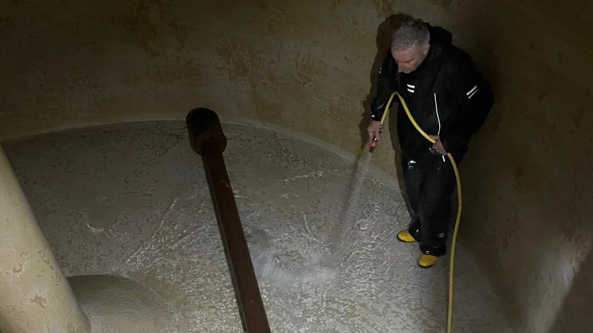 Ein Mann steht in einem Wasserbehälter und reinigt ihn  | Die Behälter wurden am Wochenende gereinigt 
