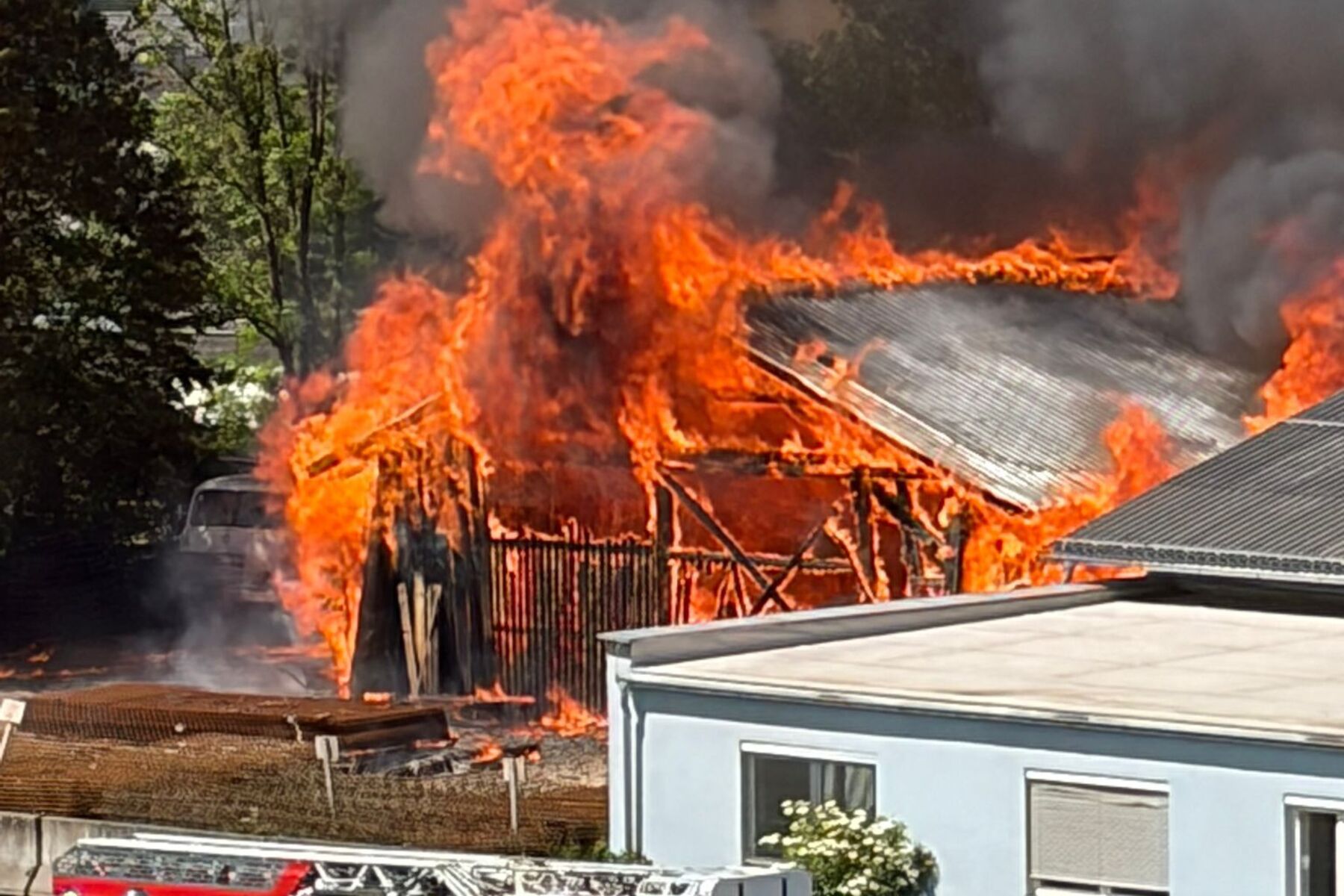 „Rauchschwaden und Explosionen“: Großbrand bei Unternehmen, mehrere Feuerwehren im Einsatz