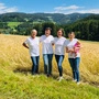 Fünf Frauen stehen vor einem Getreidefeld.