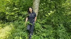 Knely ist  ausgebildete Naturwissenschaftlerin, studierte Geografin, Ökologin und Bergwächterin