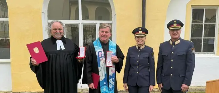 Männer und Frauen in Polizeiuniformen und Priestergewändern
