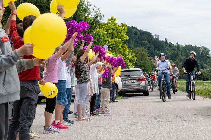 Bürgermeister Kulmer (links) radelte als Erstes über den neuen Radweg