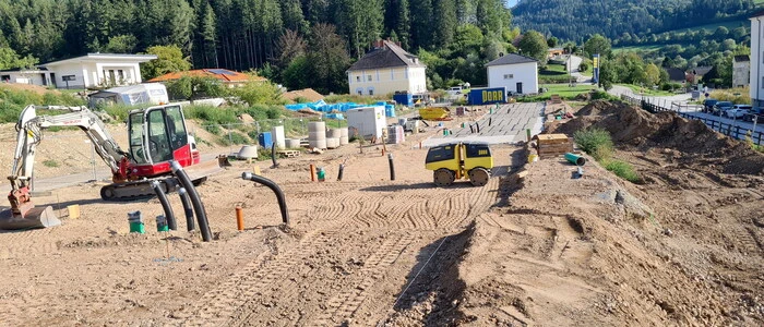 Eine Baustelle mit einem Bagger.