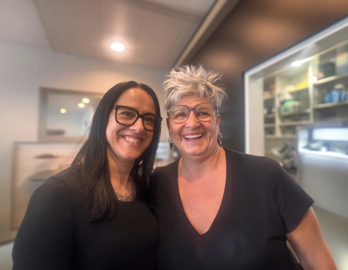 Doris Buxbaum (links) ist seit 19 Jahren bei Anita Reichmann (rechts) angestellt 