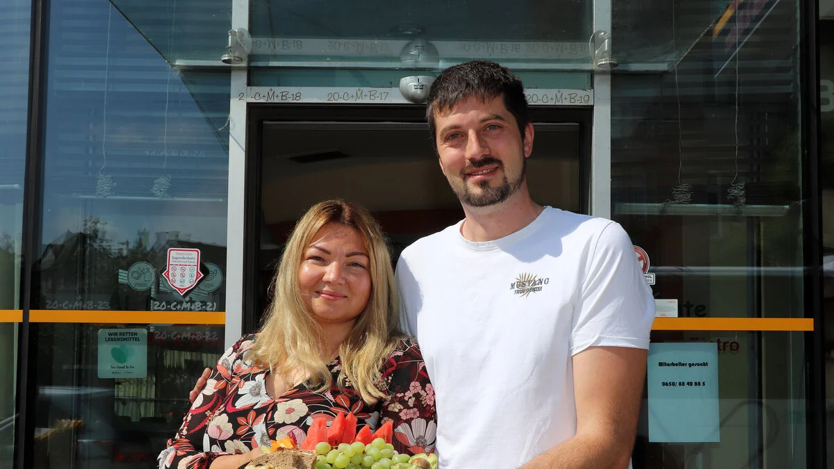 Marina und Stefan Rabl vor ihrem Lokal 