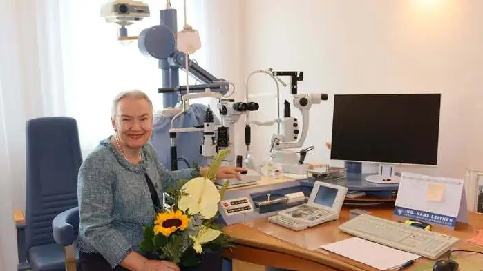 Eine Augenärztin sitzt vor ihrem Equipment 