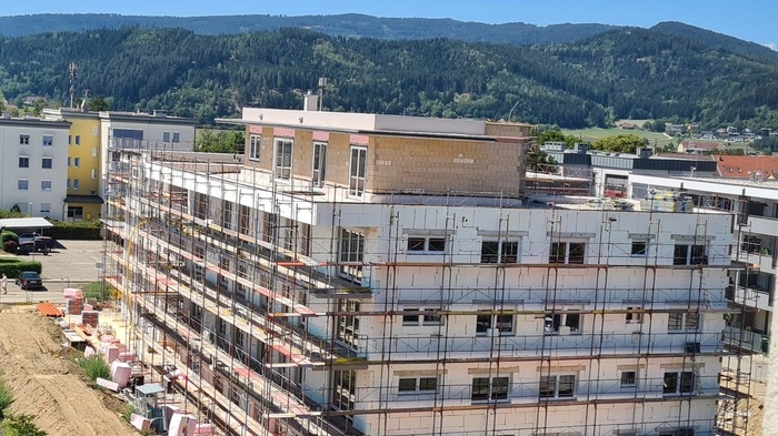 Eine Wohnanlage, die sich noch im Bau befindet