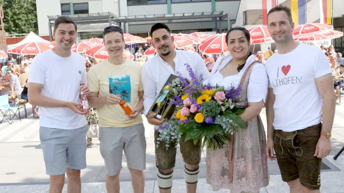 Wenn das kein Grund zum Feiern ist? Bereits seit einem Jahr gibt es das „Cafe am Platz“ (vormals „Lilli“), welches von Valmir Imeraj und seiner Schwester Shevi Imeraj (3. und 4. von links) betrieben wird. 