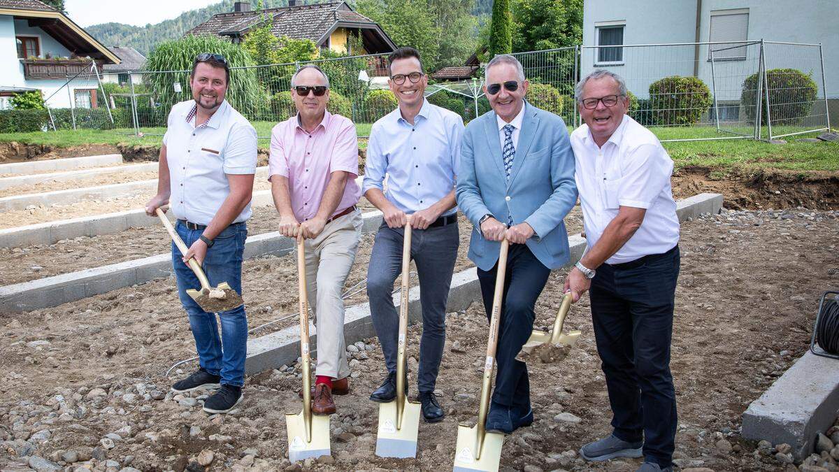 Beim Spatenstich mit dabei: Vizebürgermeister Martin Weiß, Wolfgang Ruschitzka (Geschäftsführung LWBK), Ewald Pichler, Harald Repar und Bürgermeister Klaus Köchl (von links)