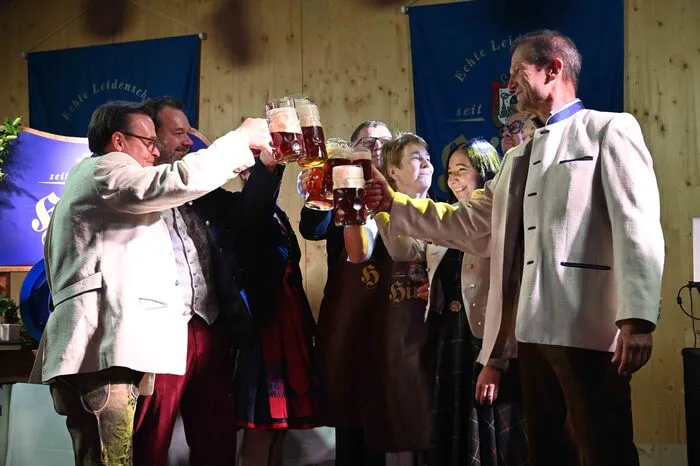 Die saisonale Bierspezialität im neuen Hirter-Logistikzentrum genossen auch Ski-Ass Nici Schmidhofer, Hirter Lady Astrid Matchett-Krenn, Kathrin Zollner, Obfrau der Kärntner Wirtshauskultur, Banker Rudi Hirr, Bernhard Tschrepitsch und Ernst Benischke vom Deutsch-Ordenskrankenhaus Friesach, sowie Norbert Haimburger mit seinen Sängern vom MGV Petzen-Loibach.