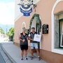 Ein Mann und eine Frau stehen vor einem Gasthaus und posieren für ein Foto.