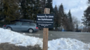 Ein Schild auf dem die Parkregeln aufgelistet sind. Sollte man sich daran nicht halten, droht eine Klage.