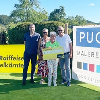Unternehmerin Isolde Pugganig (Dritte von links) übergab den Erlös des 13. Charity-Golfturniers  