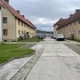 Eine Straße mit alten, bunten Häusern 