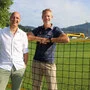 Zwei Männer lächeln in die Kamera