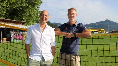 Zwei Männer lächeln in die Kamera