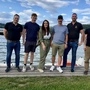Sechs Menschen in einer Reihe aufgstellt 