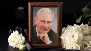 Ein Foto eines Mannes, eingerahmt in einem schönen Bilderrahmen.