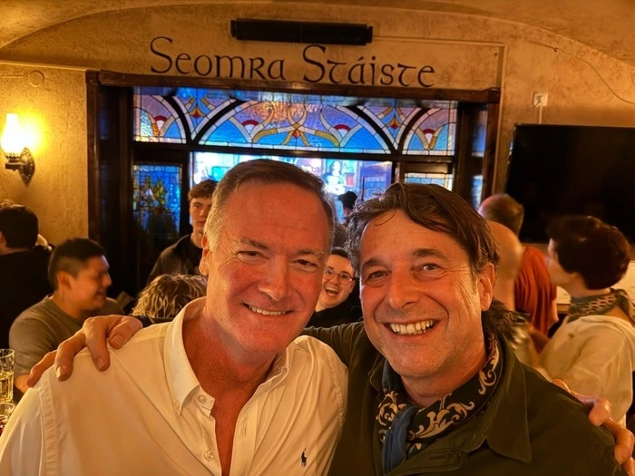 Lehrer unter sich: Tim Crain und Helmar Wurzer im Klagenfurter Pub McMullens 