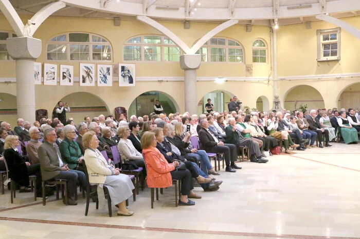 In Scharen waren zahlreiche Musikliebhaber in die Aula des Deutsch-Ordens-Krankenhauses der Burgenstadt gekommen, um sich diesen musikalischen Ohrenschmaus nicht entgehen zu lassen. 