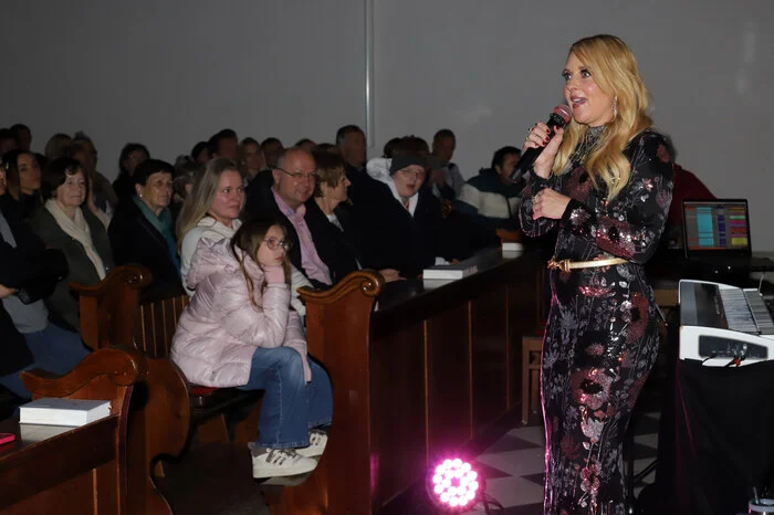 Die Tiroler Musikerin Hannah hat gemeinsam mit ihrem Ehemann Willy Willmann und dem Kinderkirchenchor Feldkirchen – die Konzertreihe „Gemeinsam statt einsam“ gestaltet.