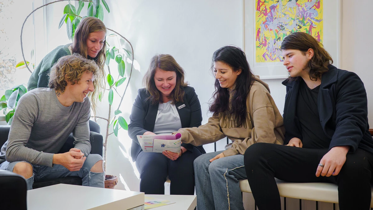 Schulleiterin Daisenberger (Mitte) hofft auf viele Interessenten